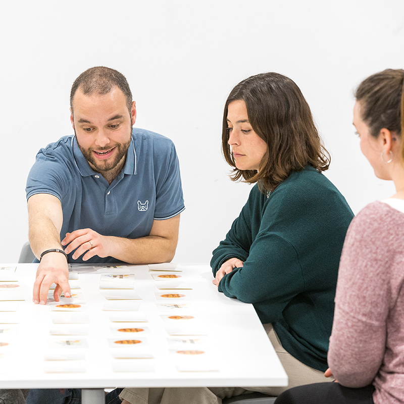 Pau López, psicòleg, amb una foto explicativa dels seus serveis en una formació gamificada