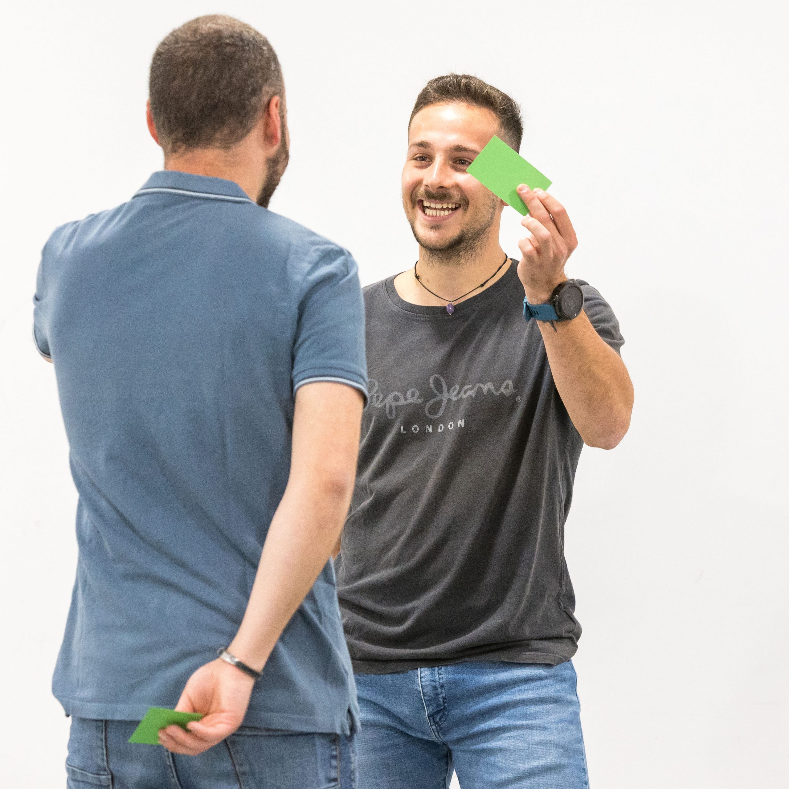 Fotografia de Pau López, psicòleg, amb un alumne en una formació